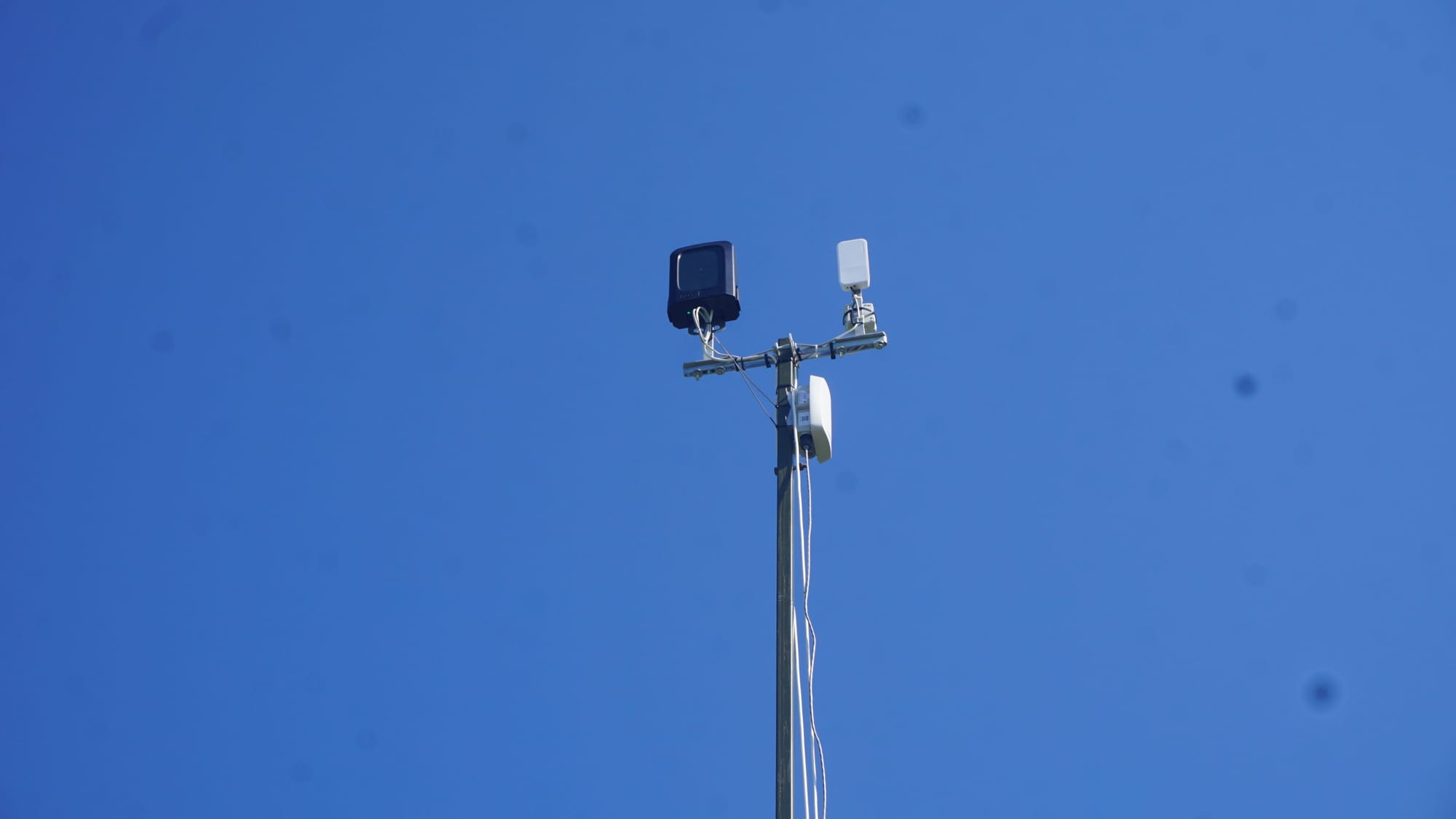 Napelem és antenna telemetria rendszer a kék ég alatt