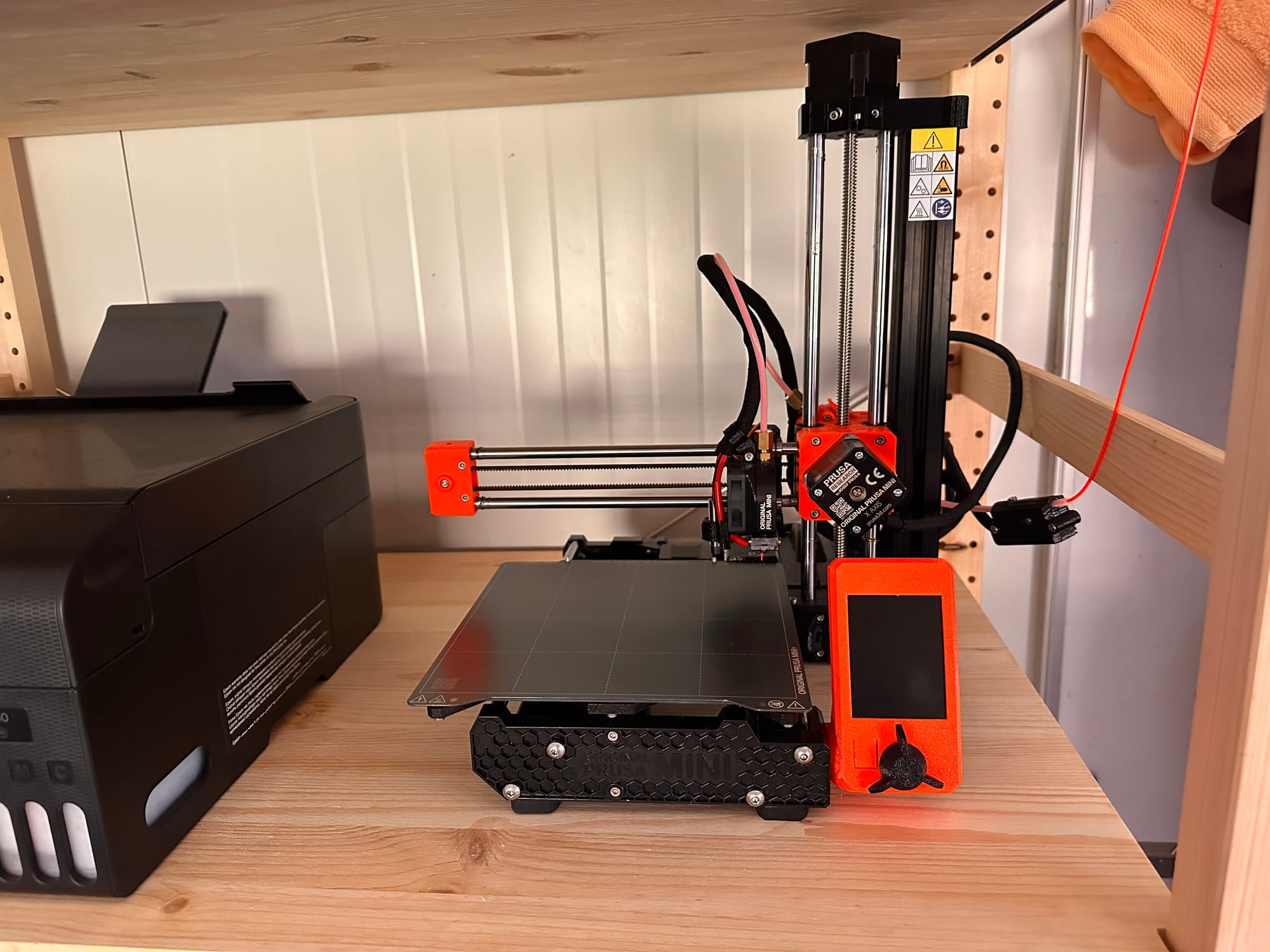 Piros-fekete 3D nyomtató asztalon számítógéppel